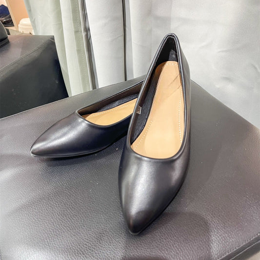 Zapatillas de ballet Ballerina Sofi en color negro, con diseño estilizado de punta fina y material de textil y ecocuero.