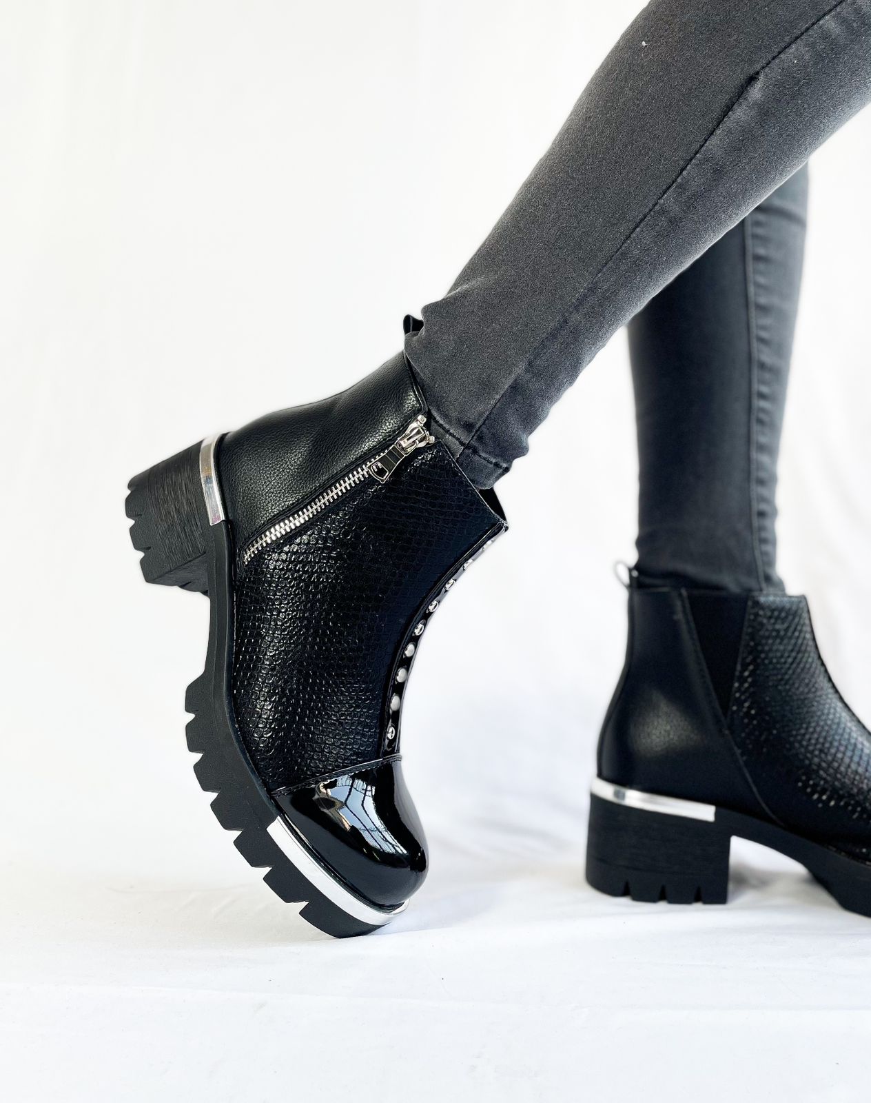Vista completa del Botín Demi Negro con diseño moderno y versátil para otoño-invierno.