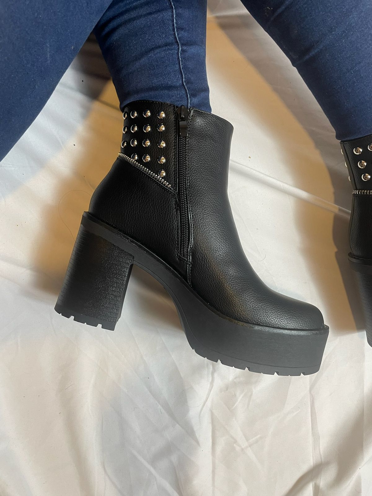Botín con diseño rockstar moderno, cierre lateral y horma cómoda para caminar con estilo y seguridad.