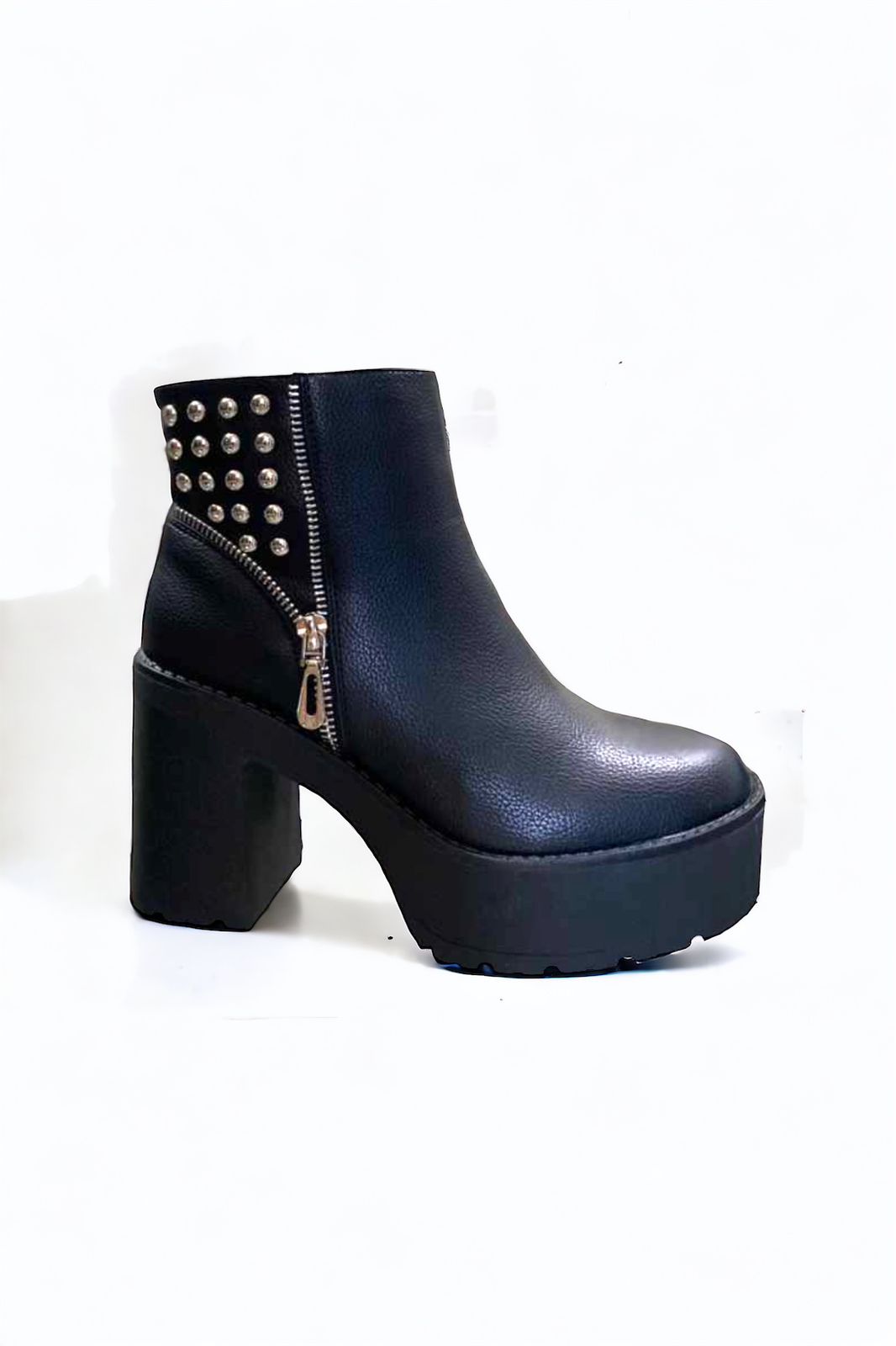 Botín Neiko usado con jeans ajustados, mostrando su diseño elegante y taco alto que estiliza la figura.