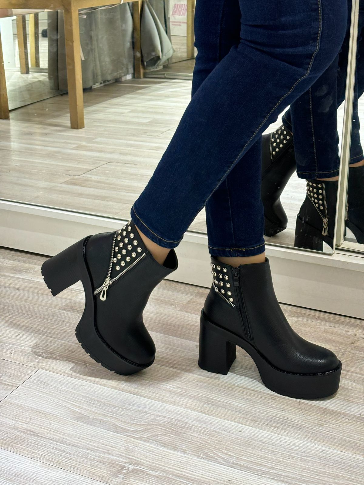 Primer plano del Botín Neiko resaltando su acabado negro clásico, ideal para outfits modernos y con actitud.