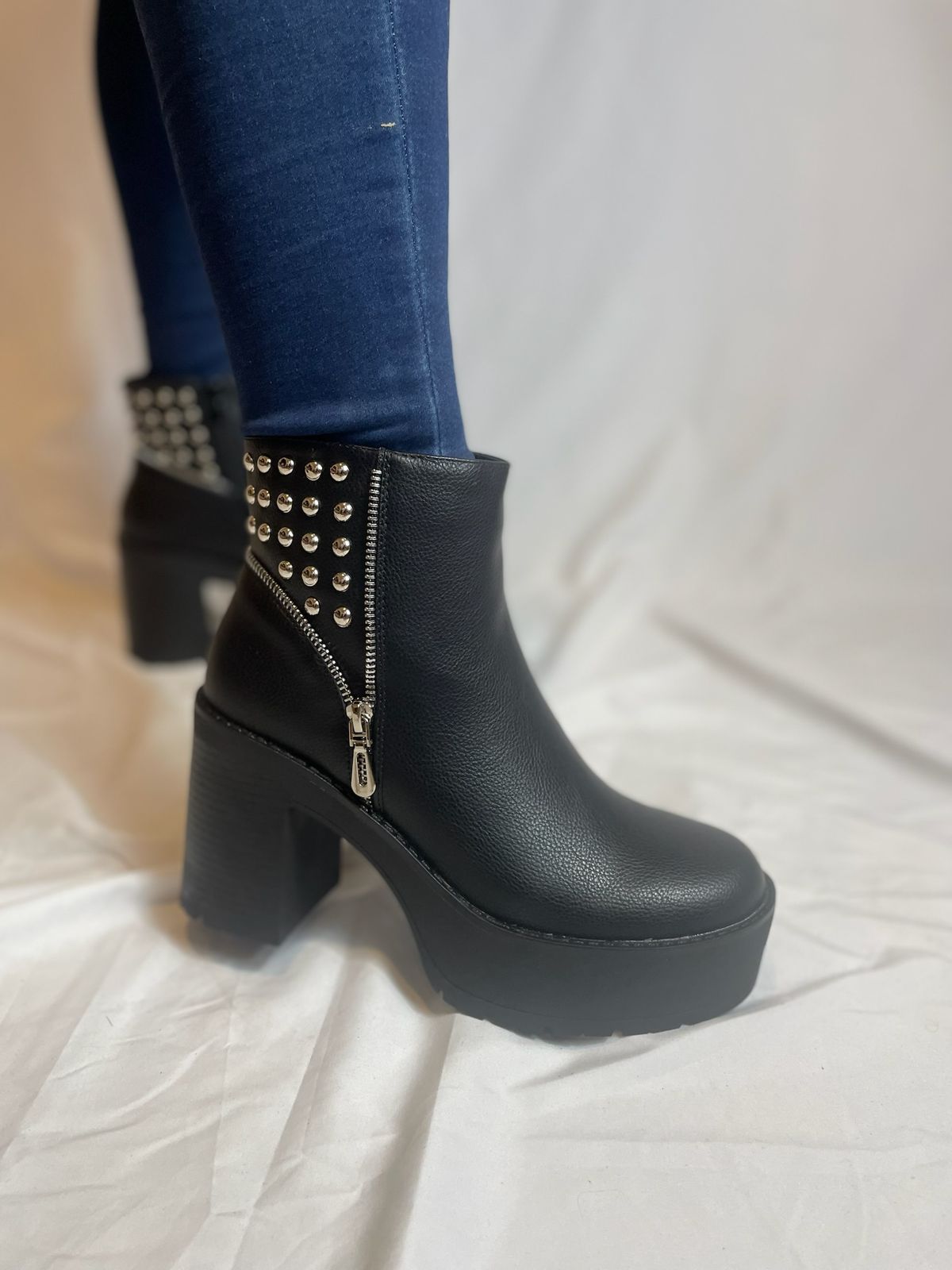 Botín Neiko en color negro, diseño rockstar con taco de 10 cm y plataforma de 6 cm, ideal para looks atrevidos.
