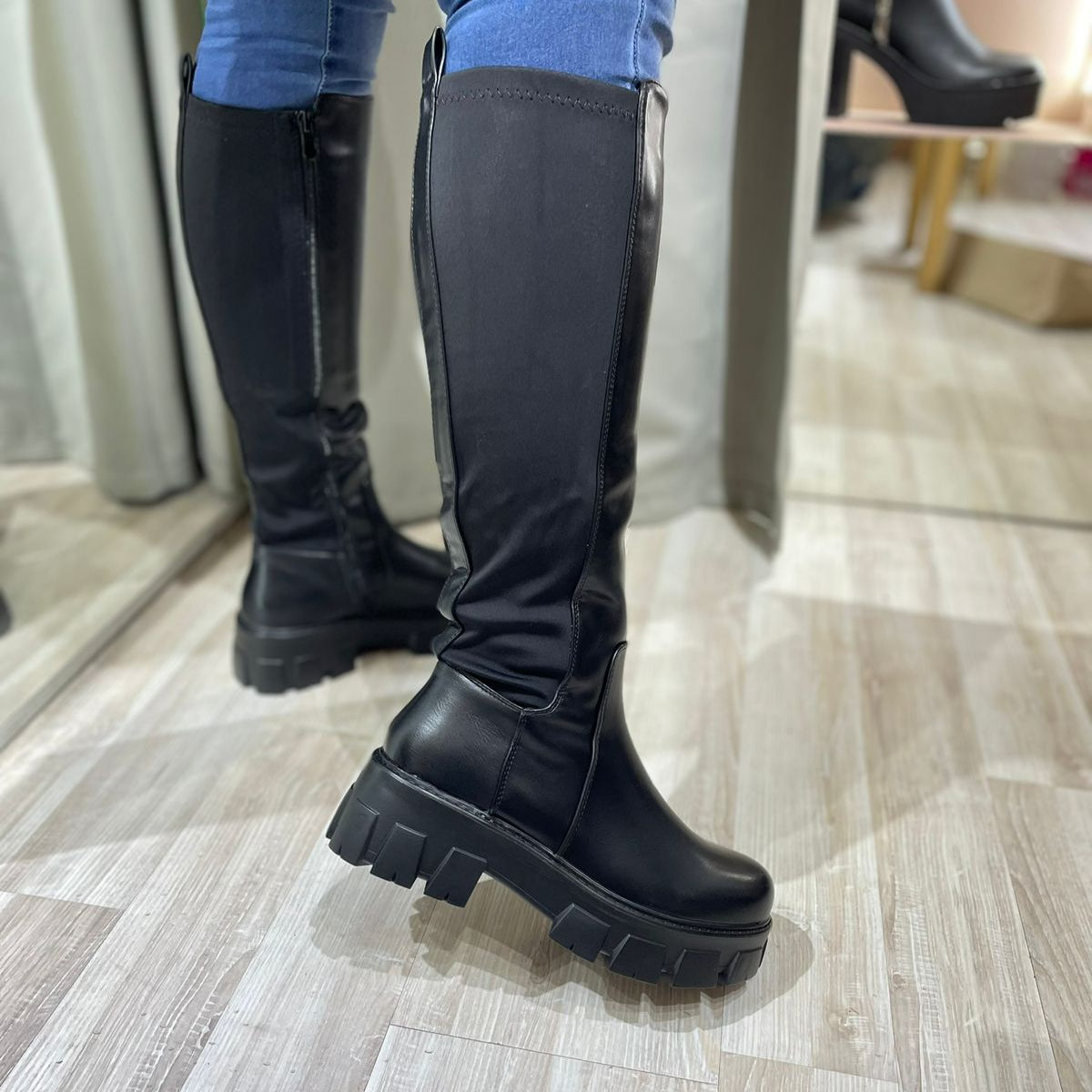 Botas Black Pink con polar interno y cierre lateral para comodidad y estilo