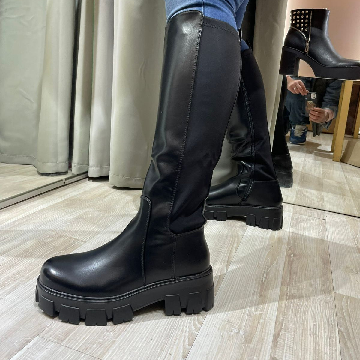 Botas Black Pink en ecocuero negro y rosa con diseño ajustable y suela de goma