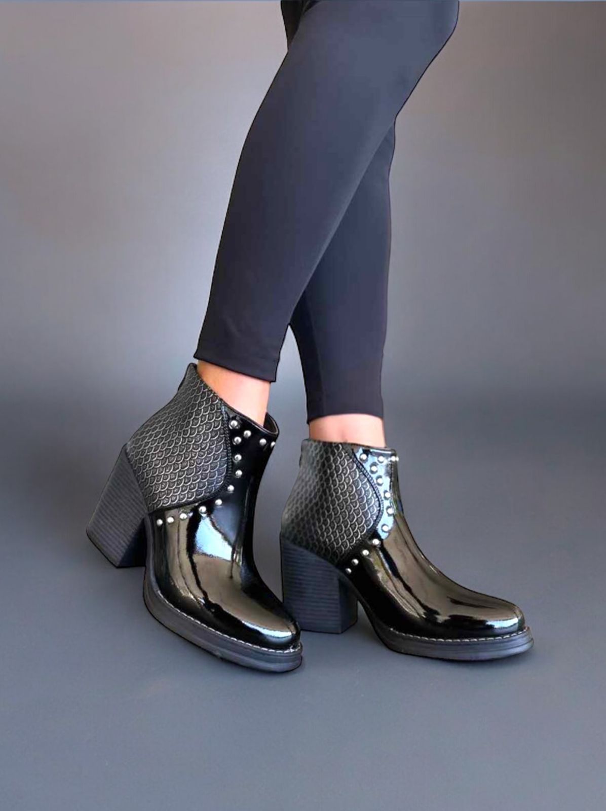 Botin Karlita Negro modelado