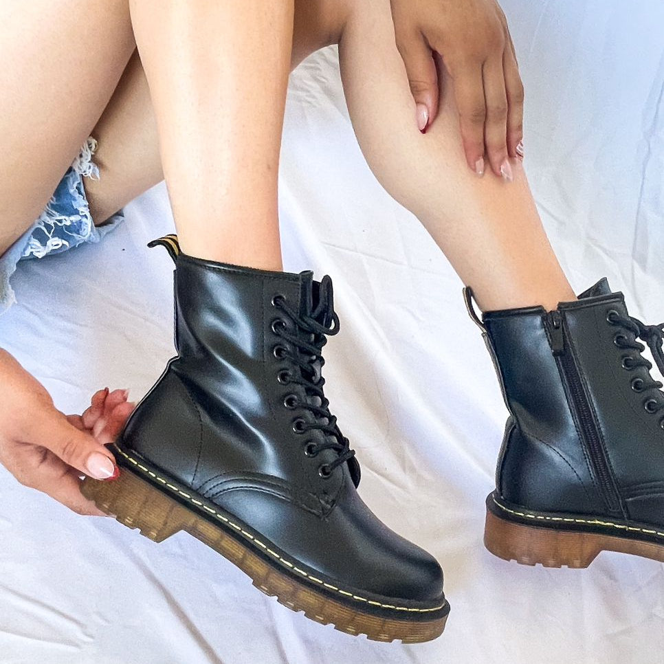 Bototos Combat Mate, diseño versátil con material mate y horma normal para mayor confort.