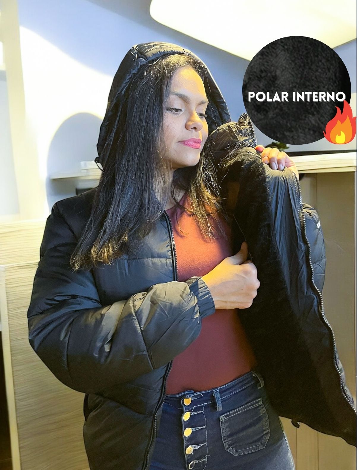 Vista del interior de una chaqueta negra mostrando su forro polar suave, diseñada para mantener el calor en climas fríos.