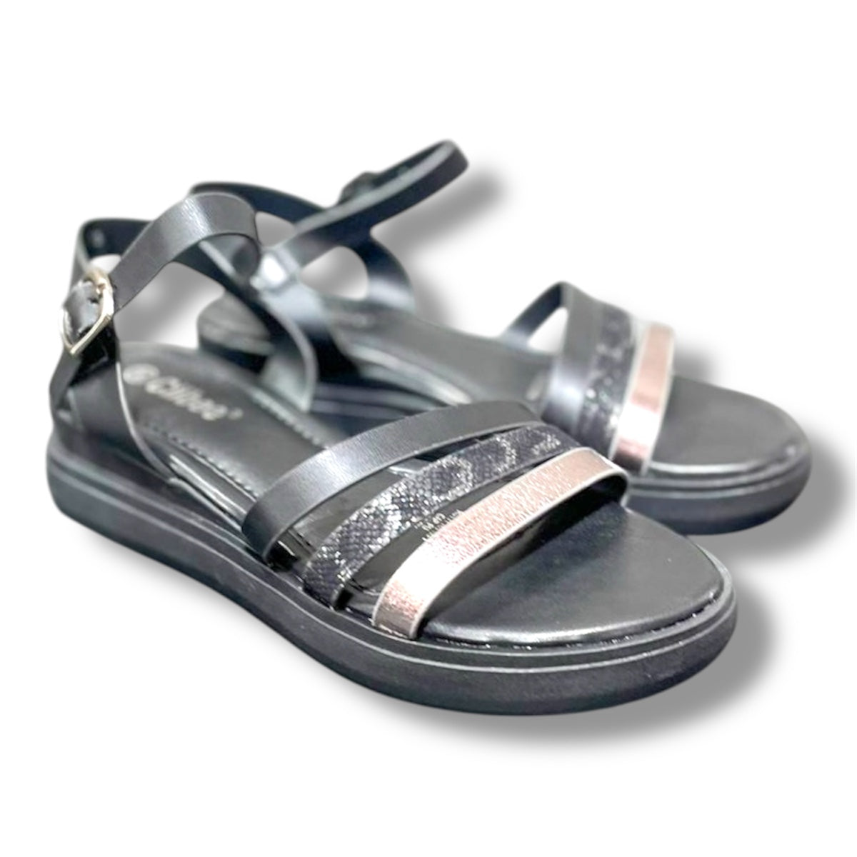 Vista de las Sandalias Noelia en negro con plata, perfectas para complementar cualquier outfit.
