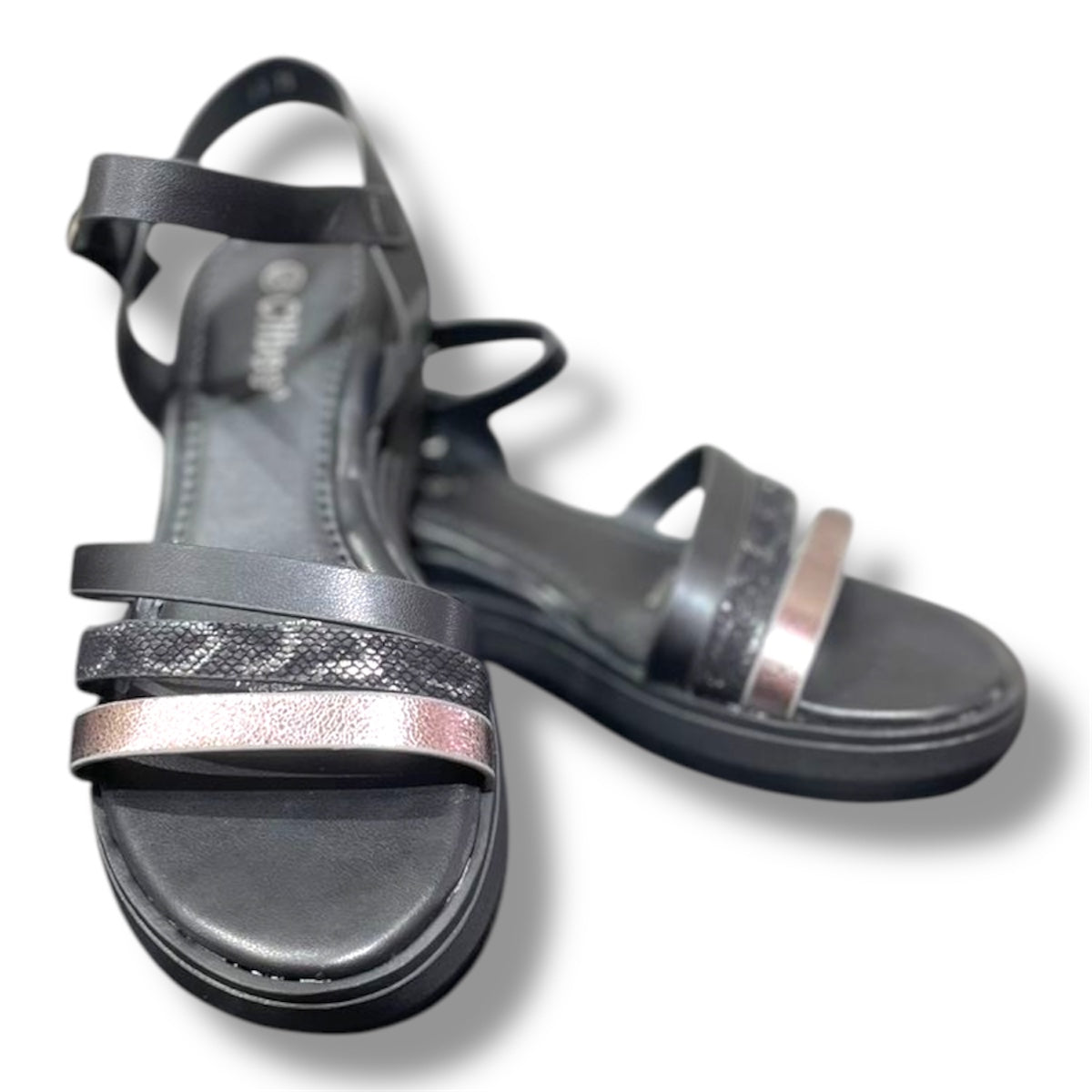 Sandalias Noelia negras con detalles plateados, diseño sofisticado con horma normal.