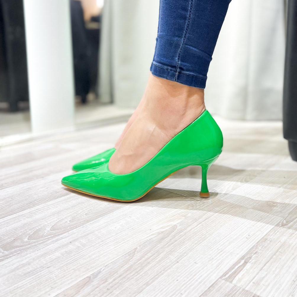 Detalle del charol verde brillante de los Taco Betty Verde, perfectos para un estilo único y cómodo.