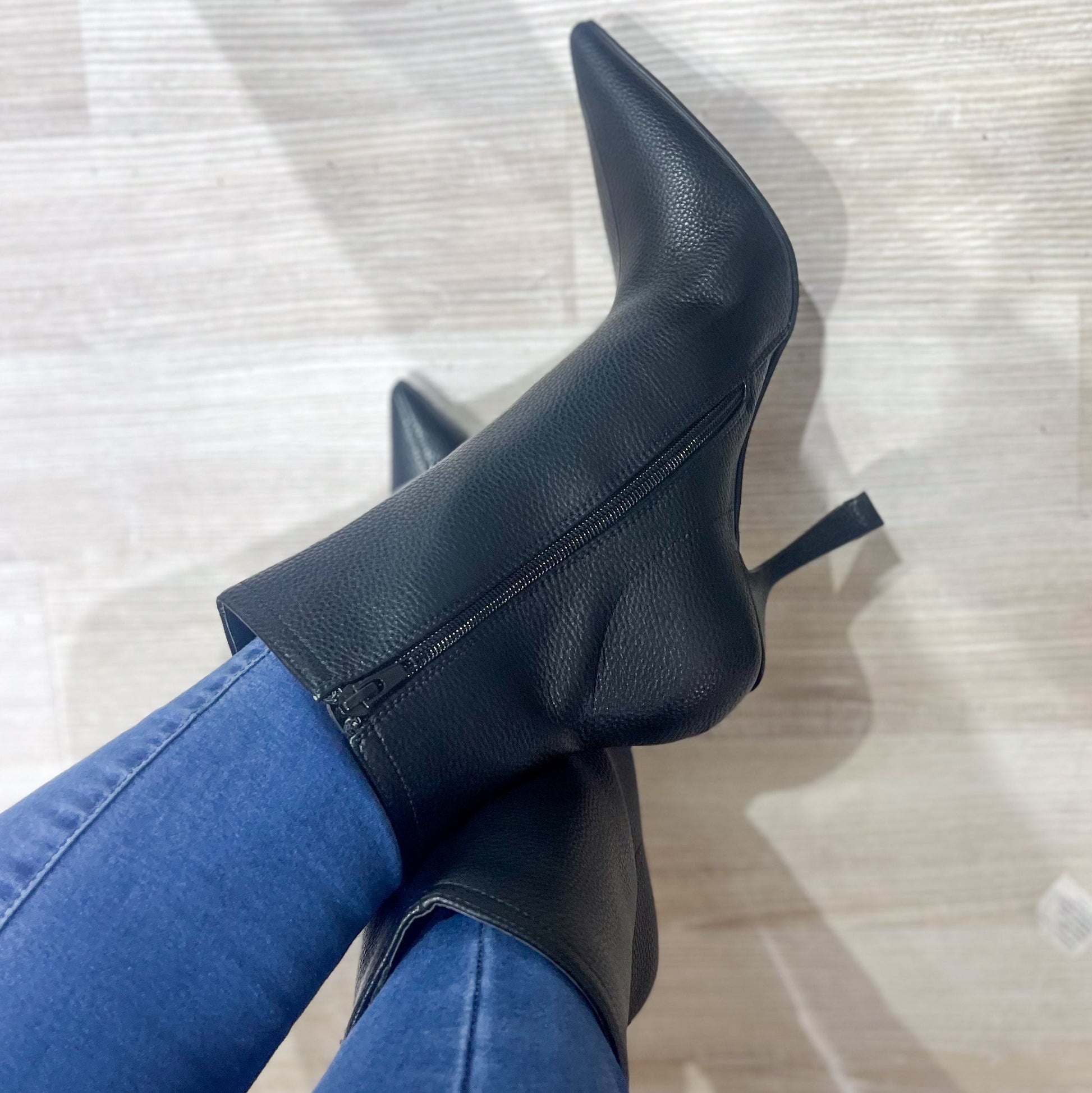 botin negro taco delgado estilo elegante material ecocuero vista frontal