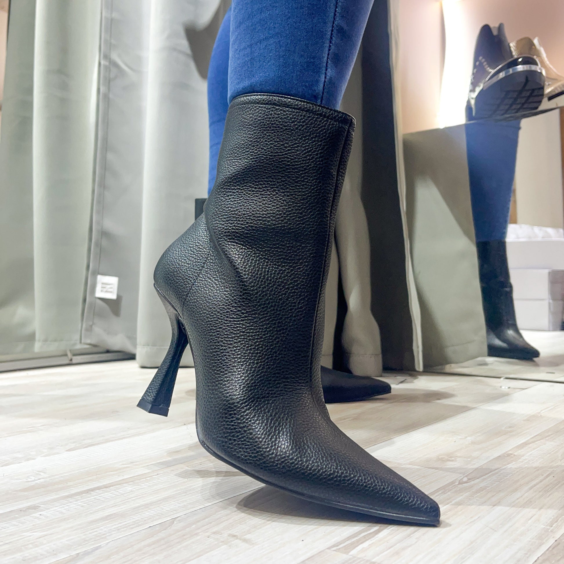 botin femme negro elegante con taco delgado vista lateral ecocuero moderno
