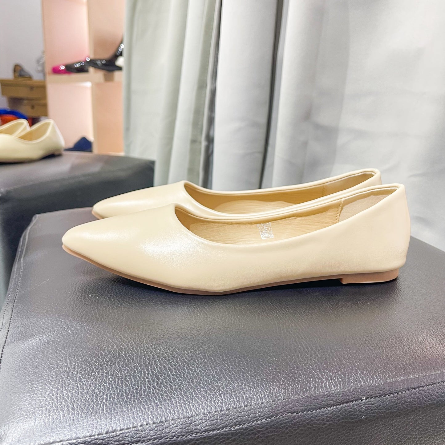 Detalle cercano de las Ballerina Sofi Nude, mostrando su acabado en textil y ecocuero con un diseño ideal para complementar cualquier atuendo.