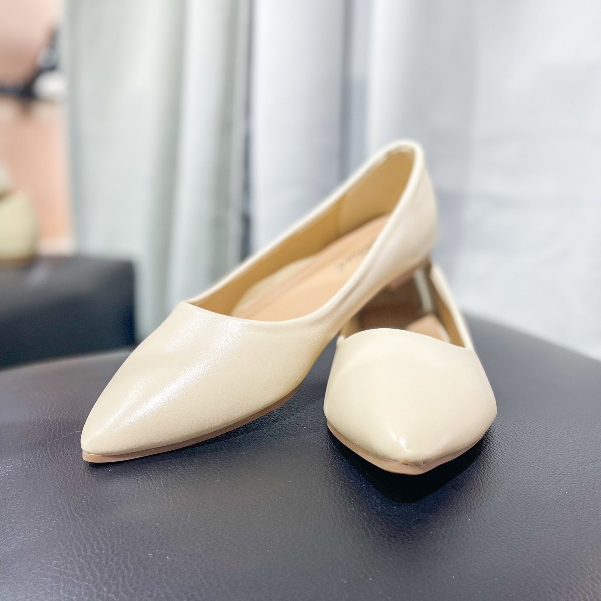 Zapatillas de ballet Ballerina Sofi Nude con diseño estilizado de punta fina, perfectas para un look elegante y discreto.