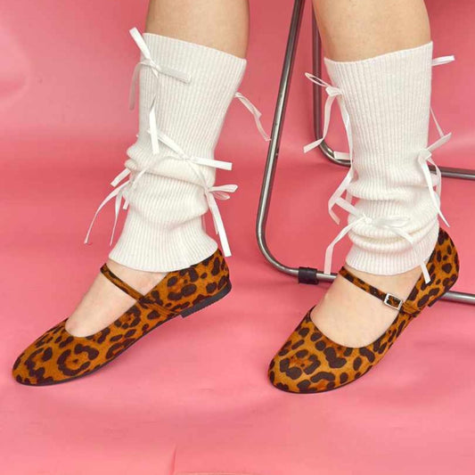 Ballets Julieta leopardo con diseño clásico, fabricados en gamuza suave con una horma chica y suela flexible.