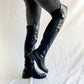 Botas Black Widow negras con correas decorativas y tacón bajo cómodo