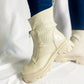 Botas Emma Beige con acabado en charol, plataforma de 5 cm y cierre ajustable