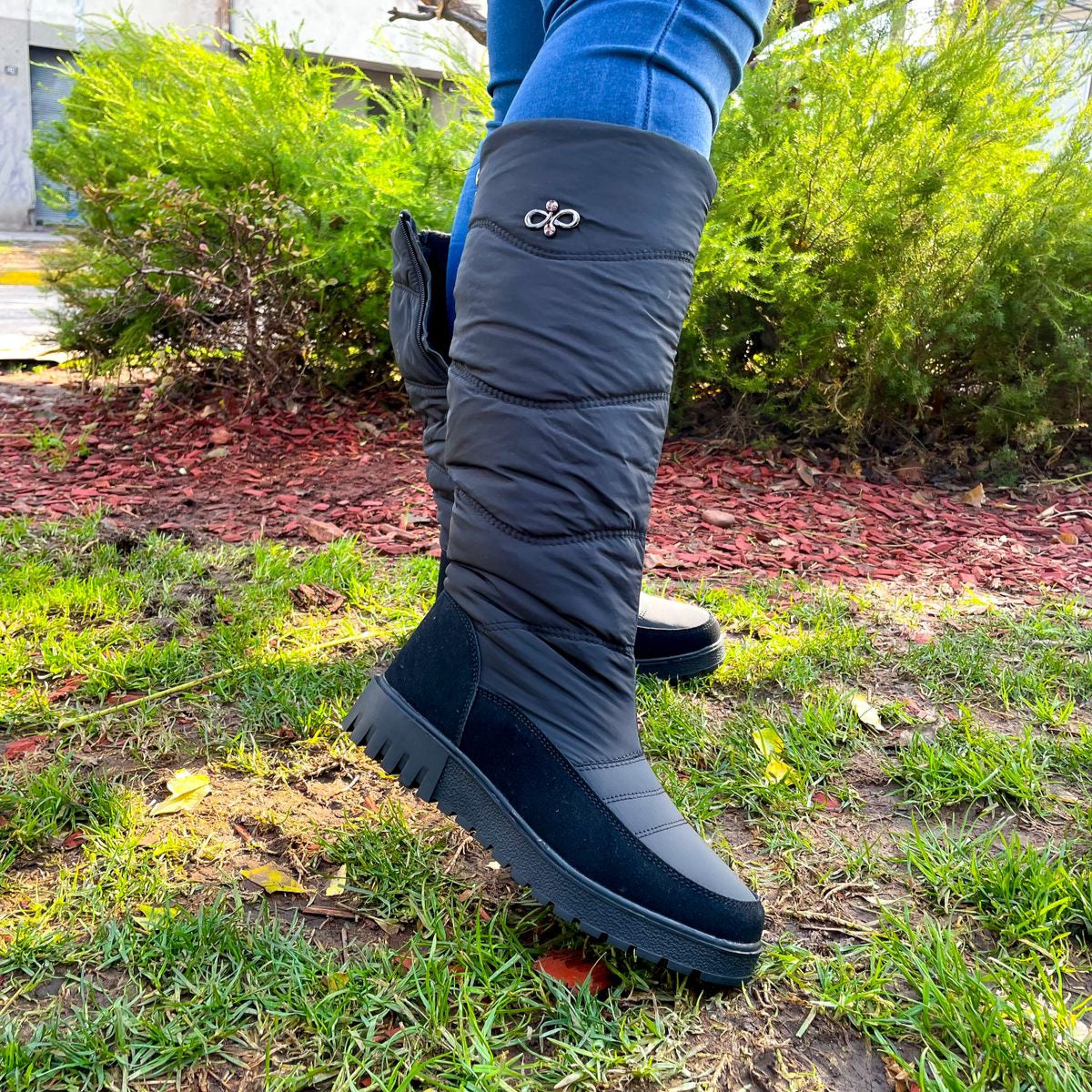 Detalle de las Botas Snow mostrando su material impermeable y caña larga con elasticado.
