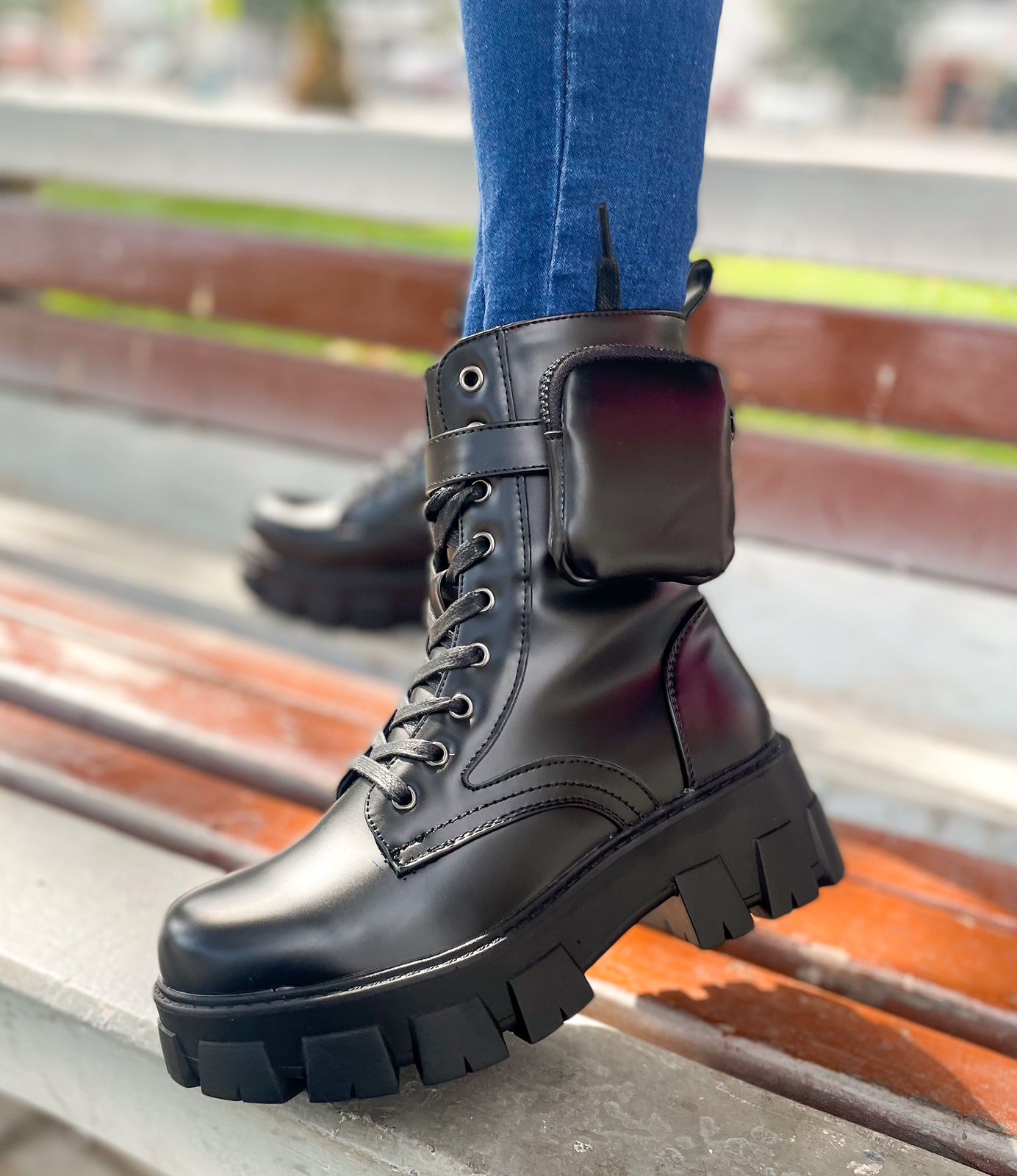 Botas Tha Boom de lado