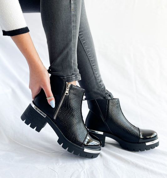 Botin Demi Negro fondo blanco