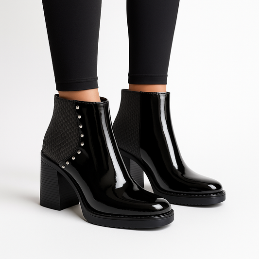 Botin Karlita Negro con fondo blanco