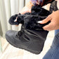Detalle del Botin Nieves Negro con material textil y diseño termico