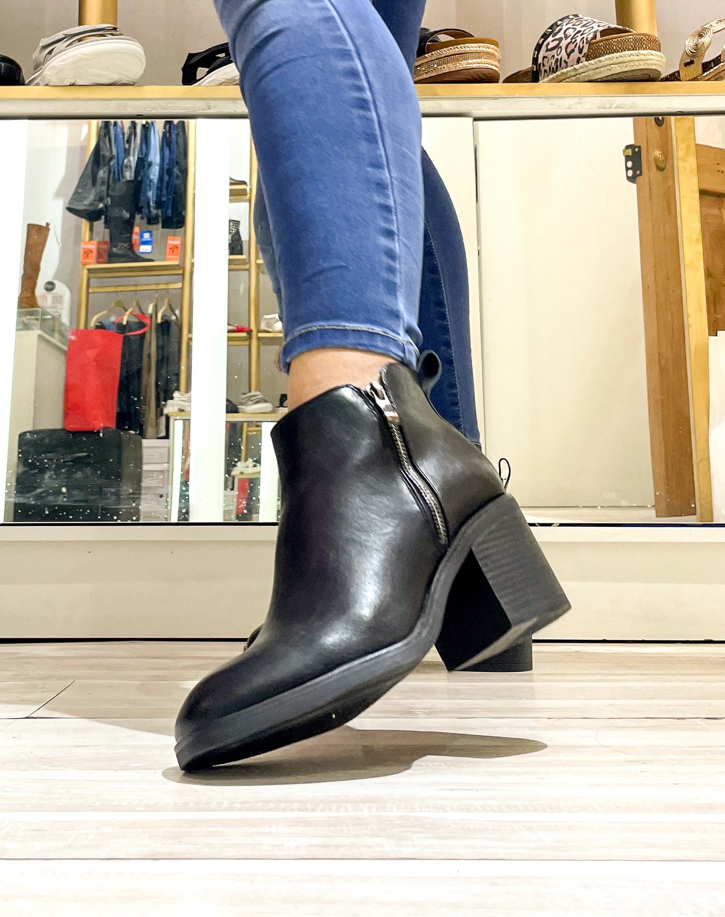 Botin Salome negro en angulo