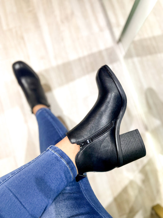 Botin Salome negro modelado