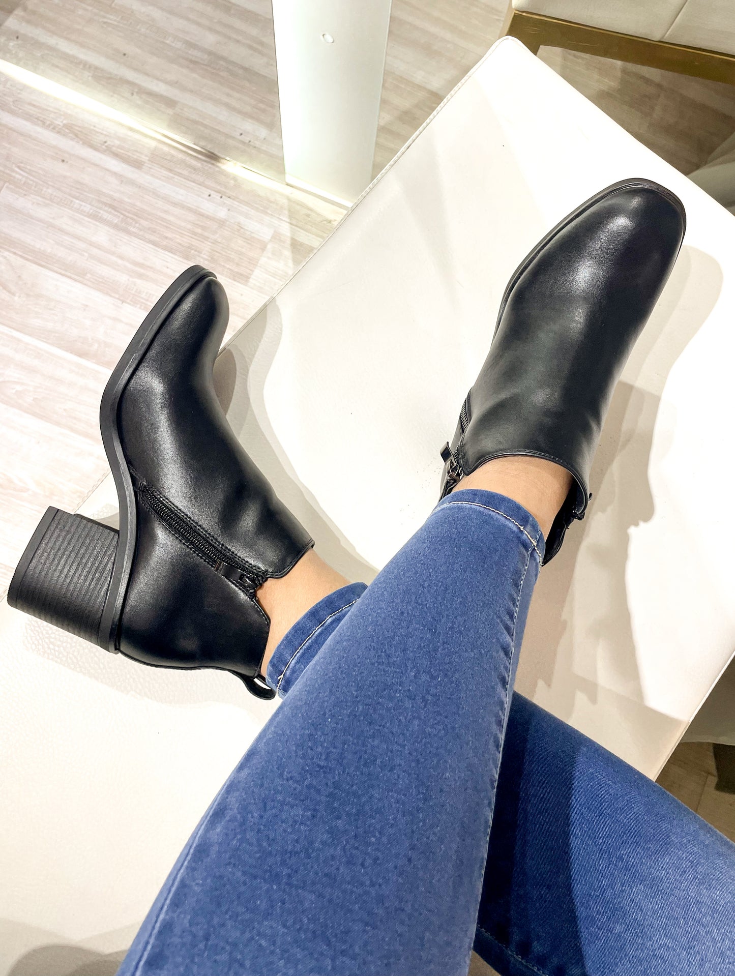 Botin Salome negro pies cruzados