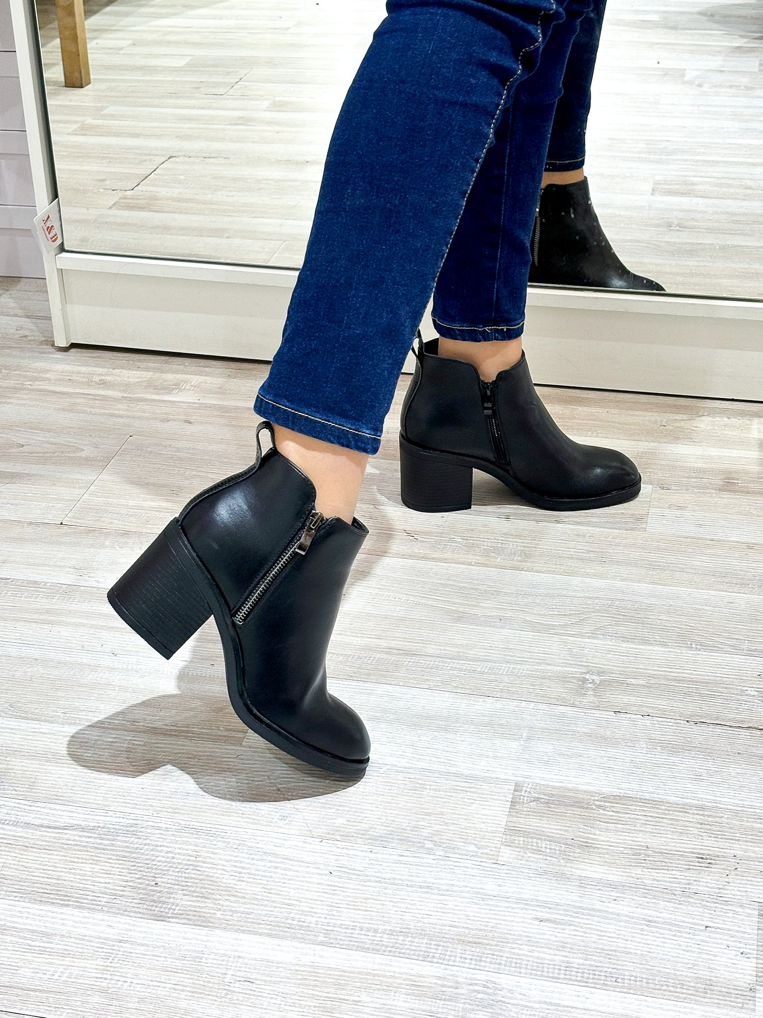 Botin Salome negro pies cruzados trasera