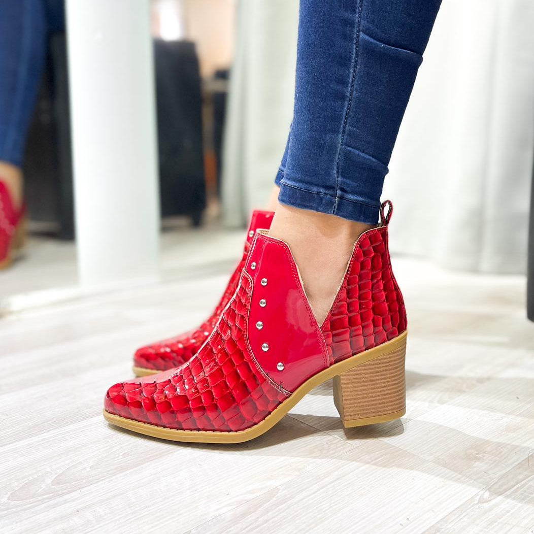 Botín Campero Texan Rojo con diseño moderno y materiales de alta calidad, ideal para combinar con cualquier look.