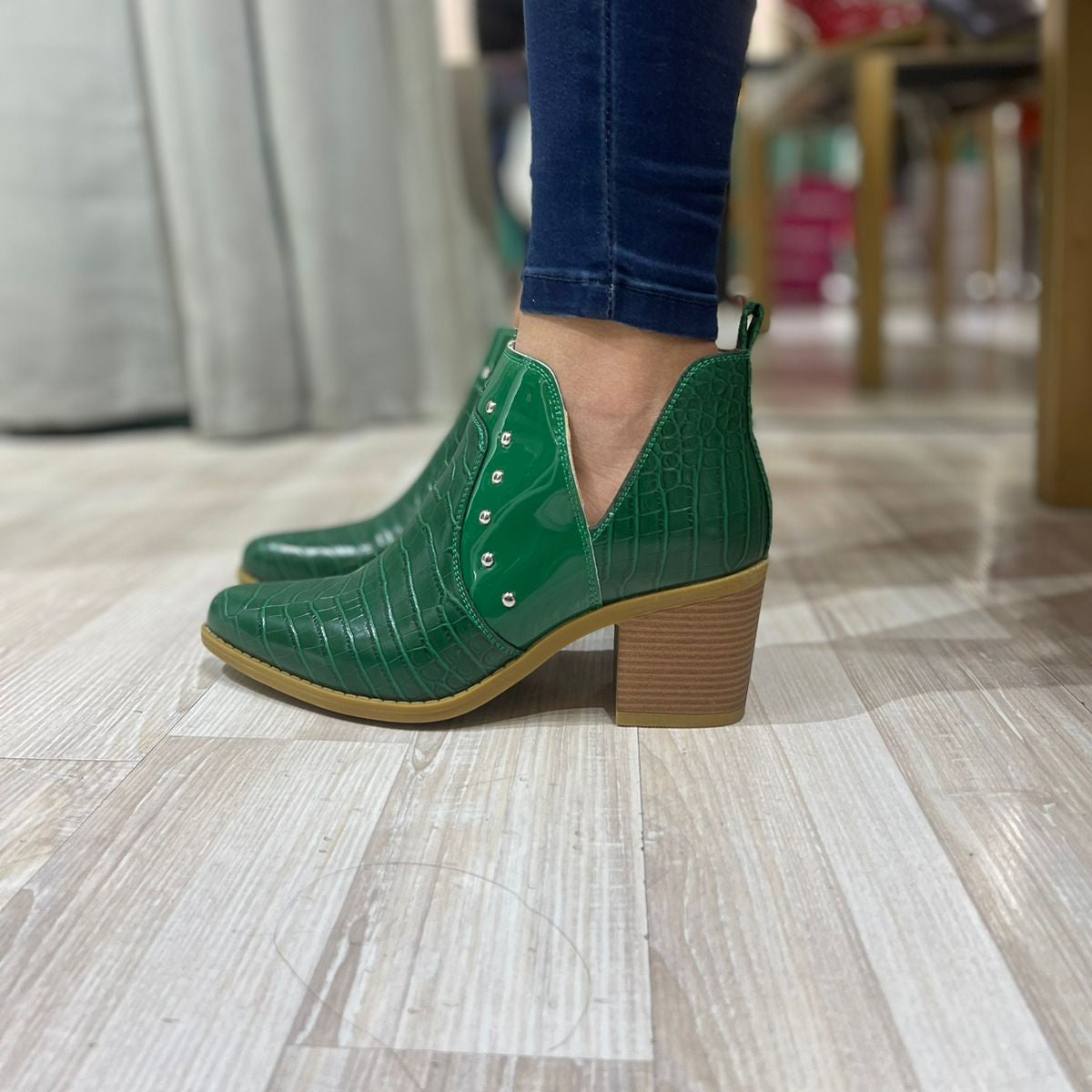 Vista frontal del Botín Campero Texan Verde en diseño elegante con horma normal y detalles texanos.