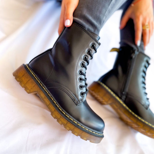 Bototos Combat Mate con material mate, cierre interno, y cordones ajustables para un ajuste perfecto.