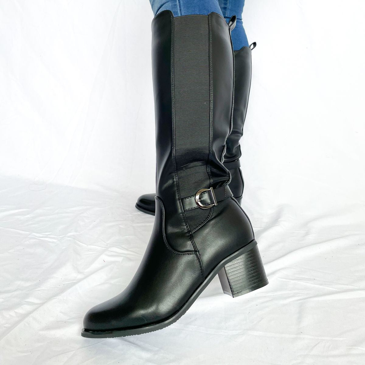 Bota Bucanera Isis en ecocuero negro, disponible en tallas 35 al 40