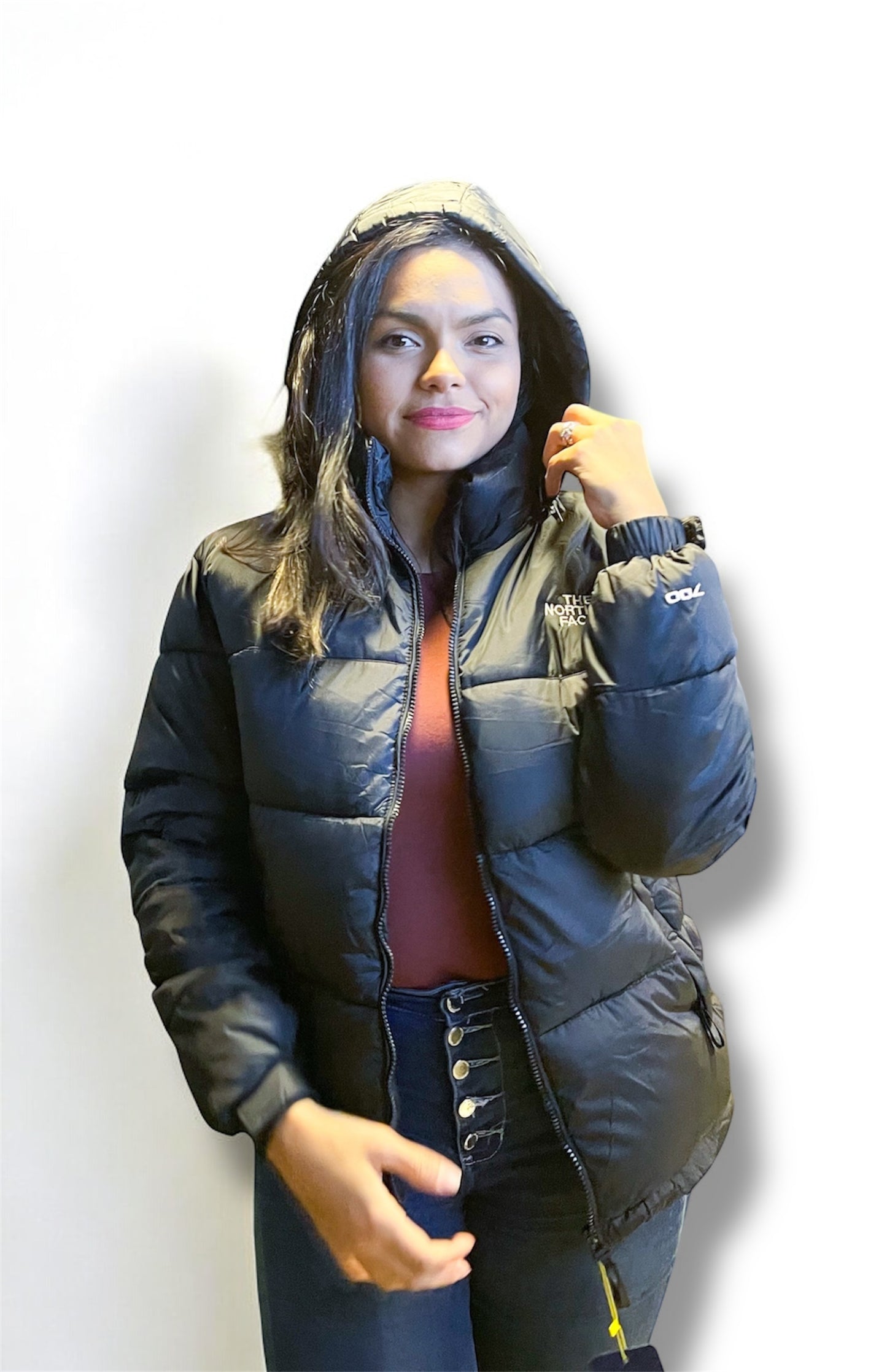 Primer plano de chaqueta térmica negra tipo North Face con cierre frontal, ideal para días helados.