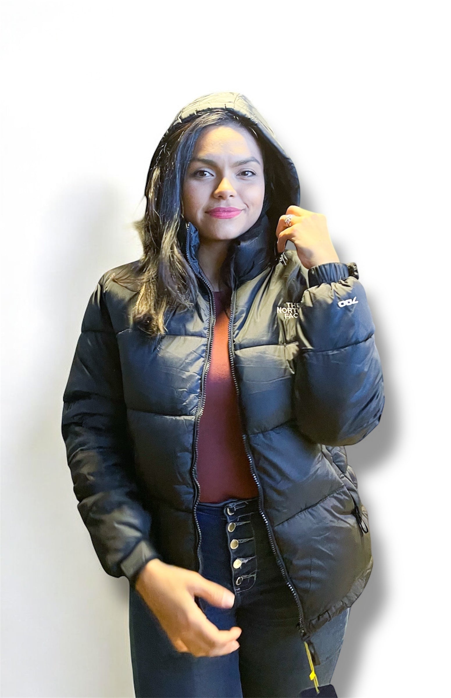 Primer plano de chaqueta térmica negra tipo North Face con cierre frontal, ideal para días helados.
