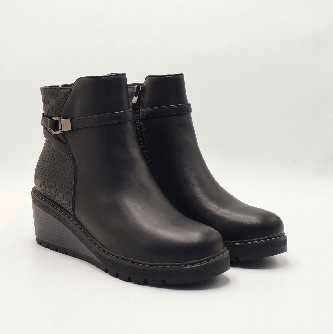 Botin negro con plataforma de ECOCUERO