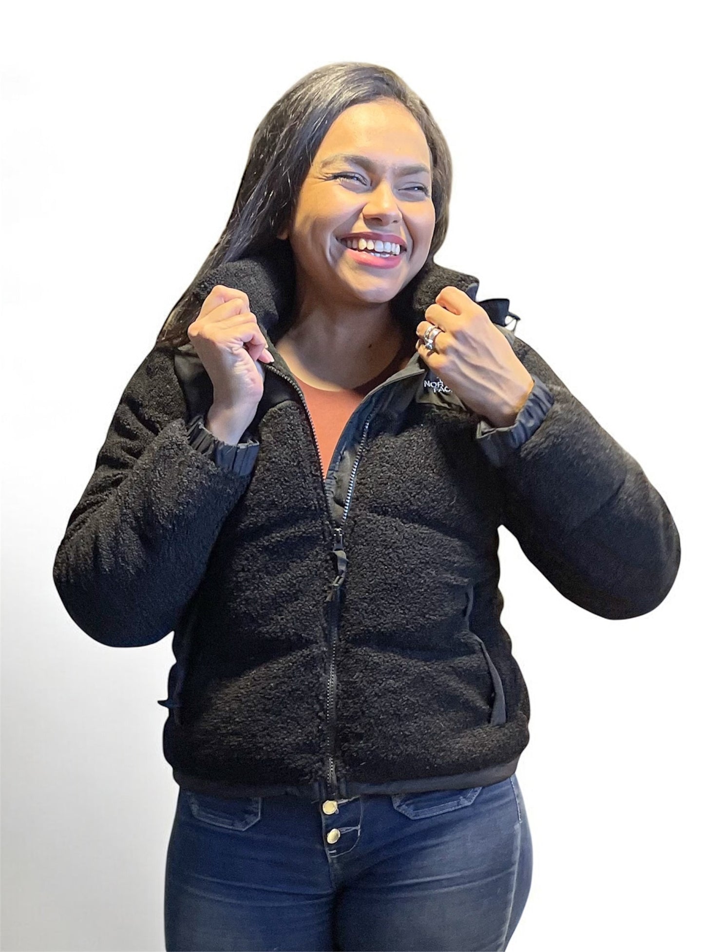 Vista frontal completa de chaqueta negra teddy con cierre abierto, ideal para invierno.