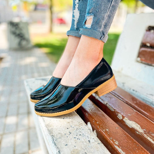 Mocasín Mary Negro de charol con suela suave de goma, elegante y cómodo para cualquier ocasión.