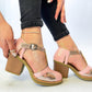 Sandalias Ely Rosa vista lateral mostrando la correa ajustable y el taco de 6 cm