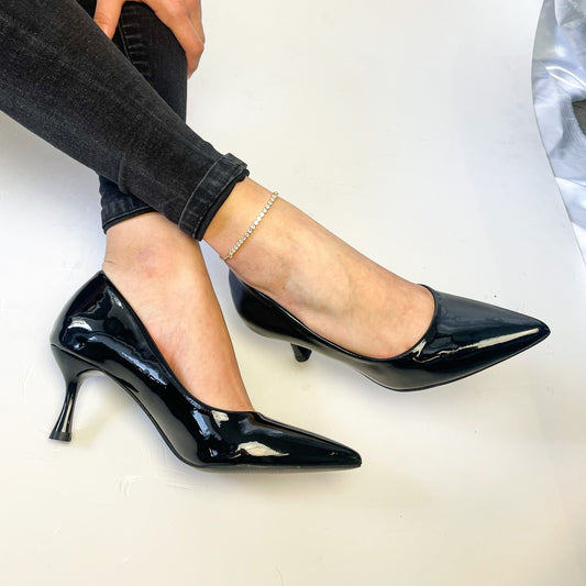 Tacos Betty Negro con diseño puntudo y charol vegano brillante, perfectos para eventos formales.