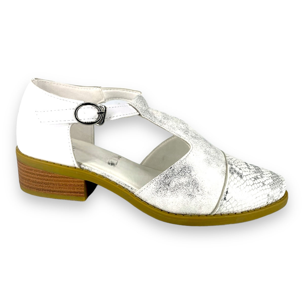 Zapatos Eliza Blanco vistos en ángulo mostrando detalles en charol y eco cuero
