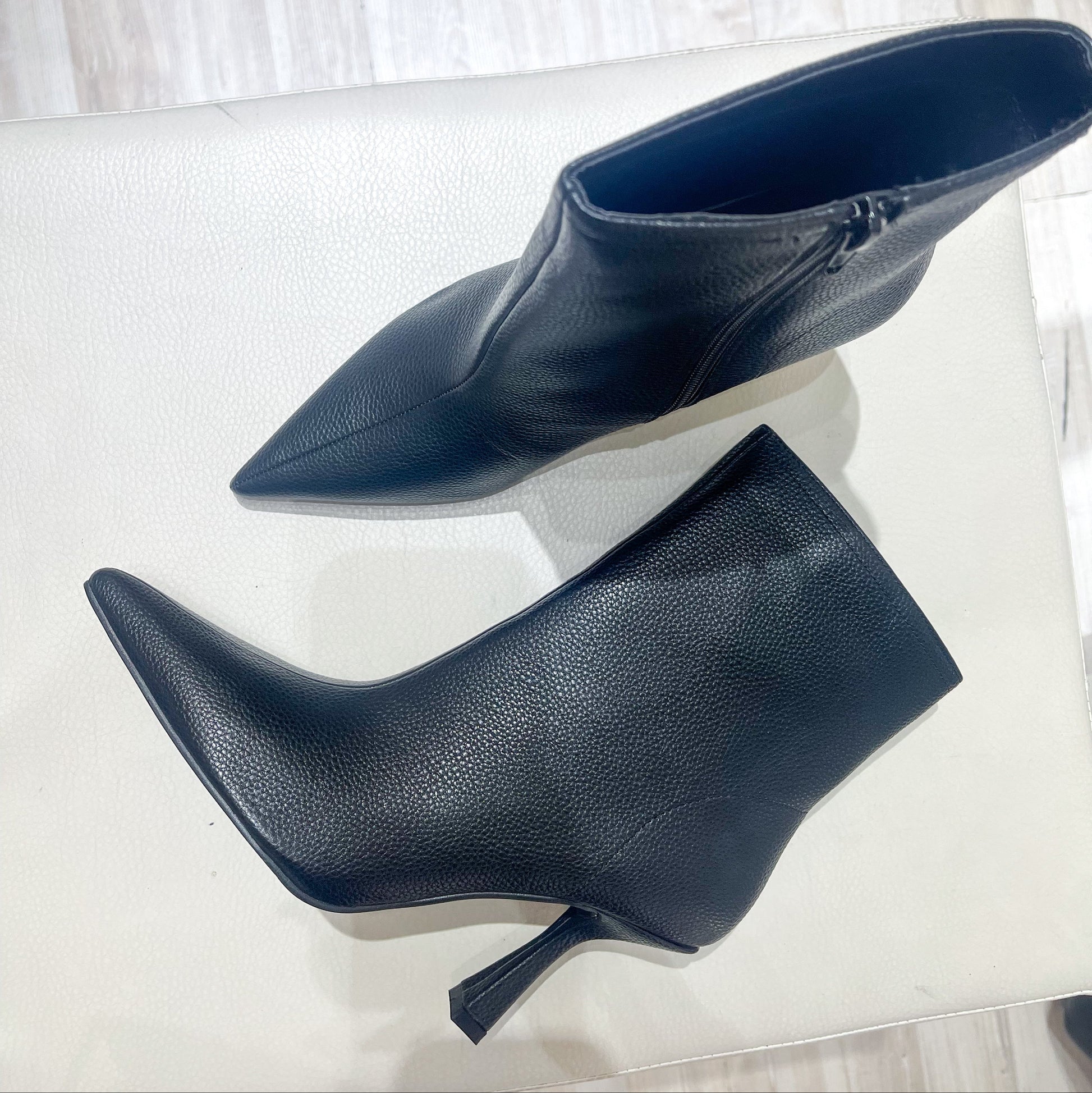 botin femme negro mezcla de taco y botin diseño minimalista vista superior