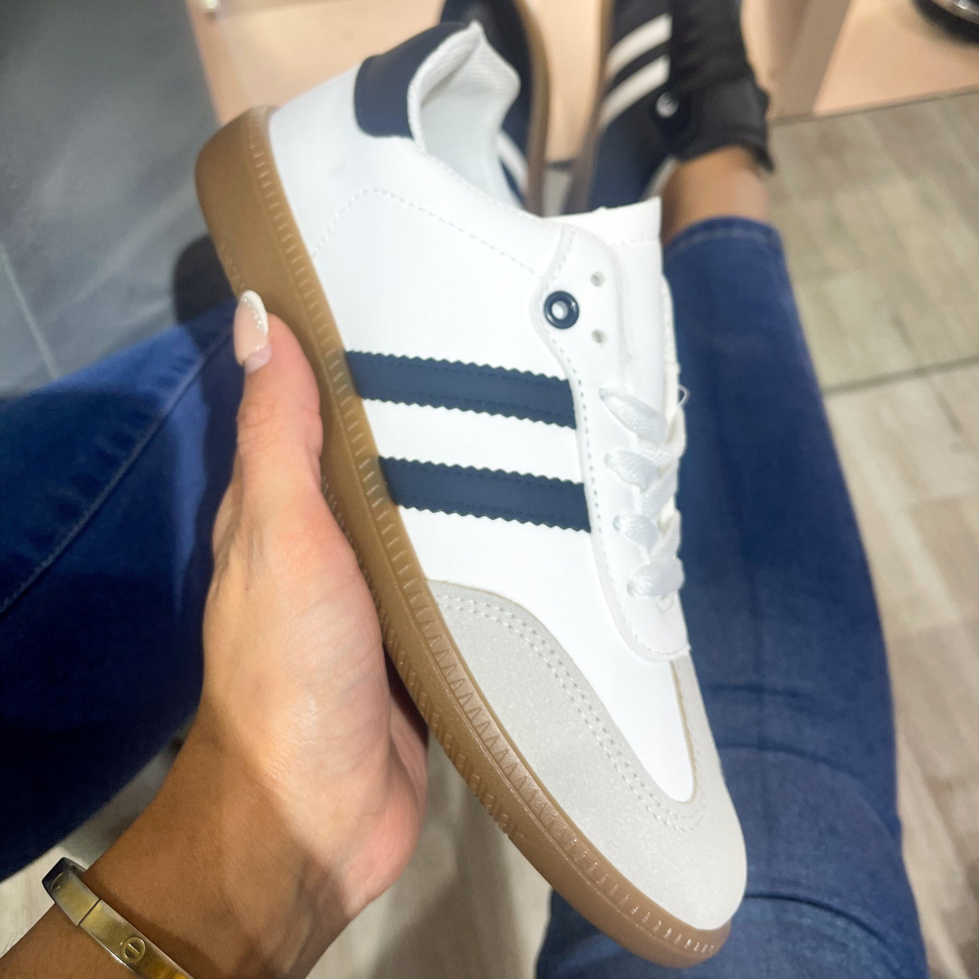 zapatillas samba style blanco negro fabricadas en ecocuero con detalle de gamuza gris en la punta y suela de goma ligera