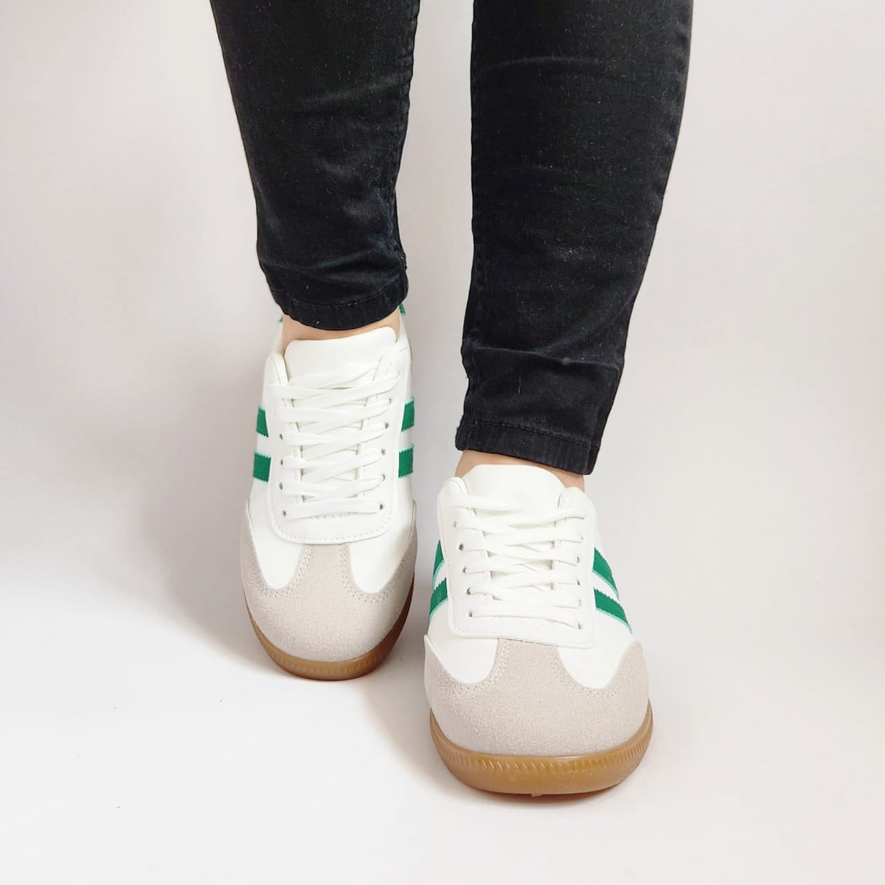 zapatillas samba style blanco verde diseño elegante y moderno con materiales de ecocuero y gamuza gris