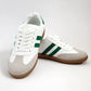 zapatillas samba style blanco verde fabricadas en ecocuero con detalle de gamuza gris en la punta y suela de goma ligera