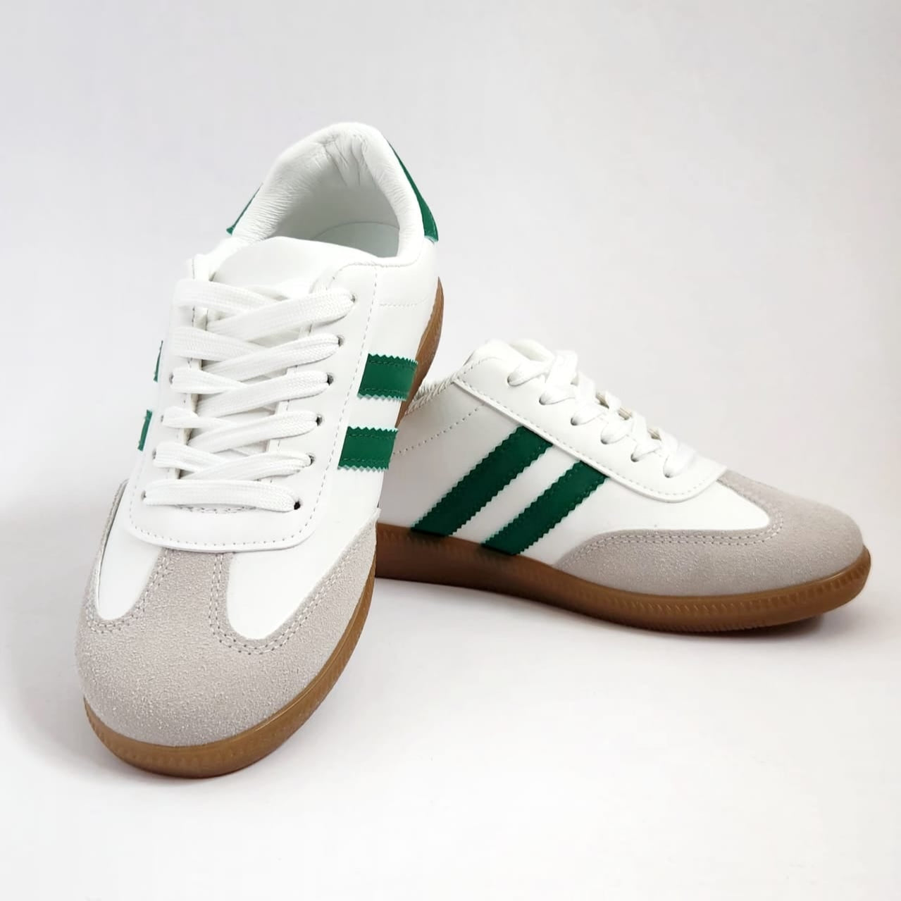 zapatillas samba style blanco verde fabricadas en ecocuero con detalle de gamuza gris en la punta y suela de goma ligera