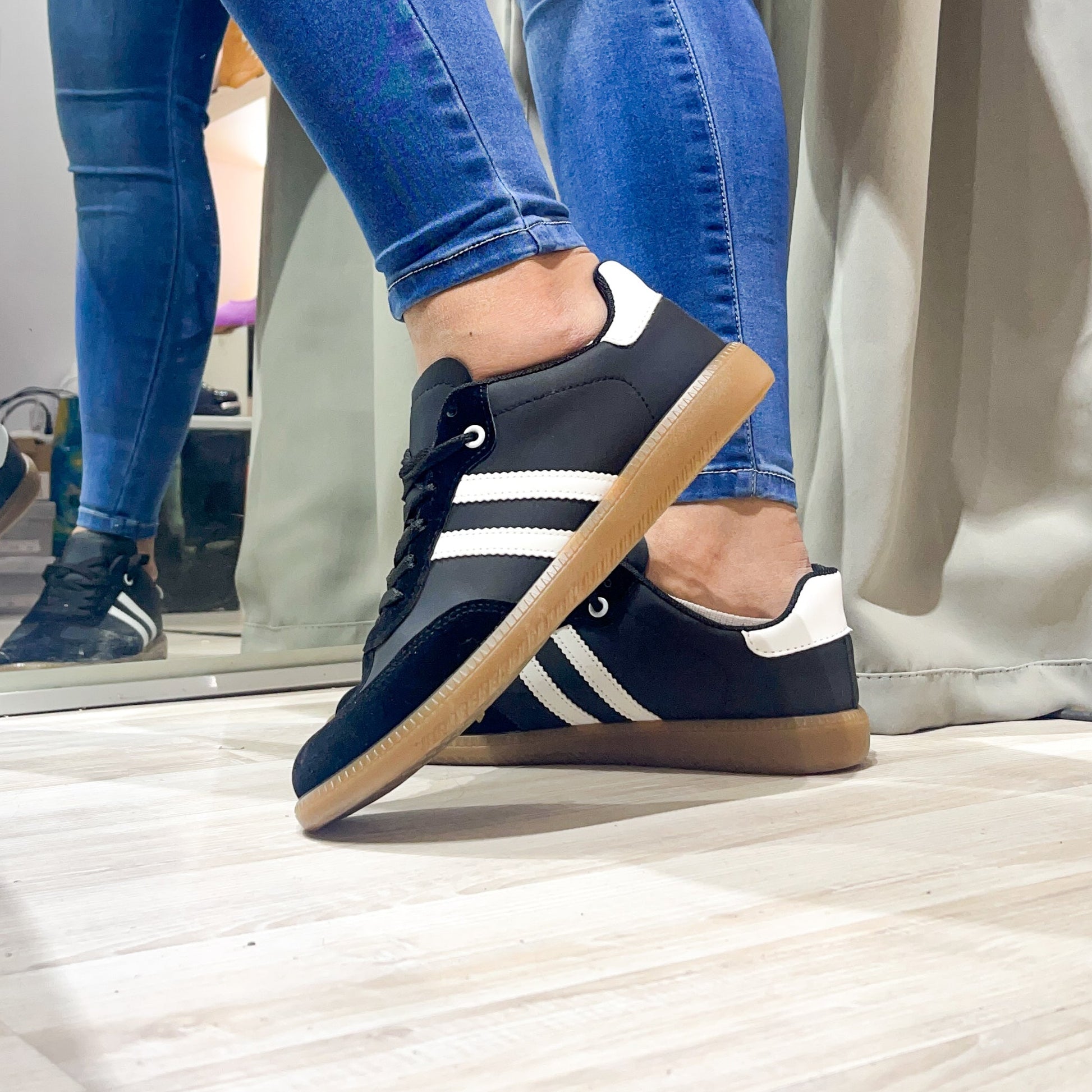 zapatillas samba style negro en ecocuero con detalle de gamuza en la punta y suela de goma ligera