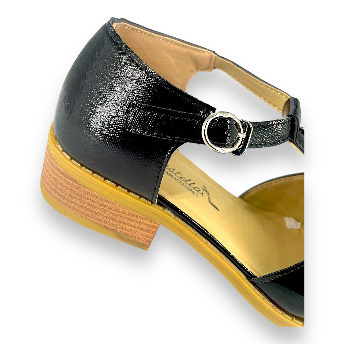 zapato eliza negro mostrando detalle de correa ajustable